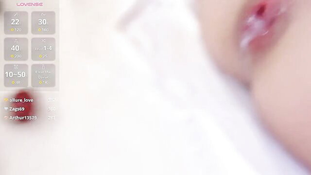 Closeup Asian camgirl Yueyue2003 gaping wet pussy in solo show