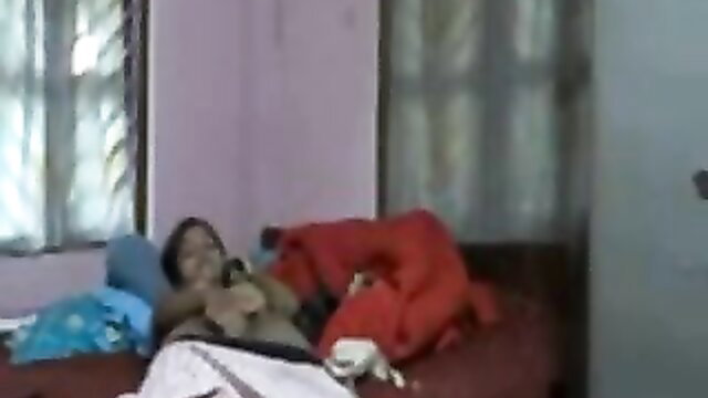 Naughty amateur Hindu lady flashes natural big boobs in bedroom