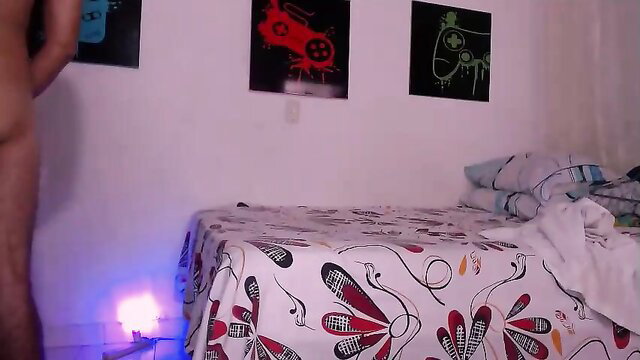 Beautiful natural amateur babe nude posing on bed