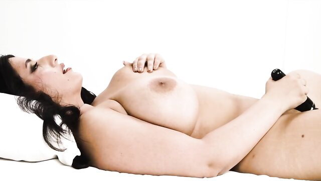 Sarah Arabic nude brunette masturbating with black dildo on bed