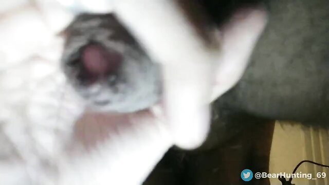 Bear gozando closeup with Greek kiss, explicit gay oral cumshot