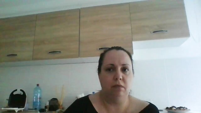 RoxannePhon MyFreeCams amateur MILF in kitchen top-off tease