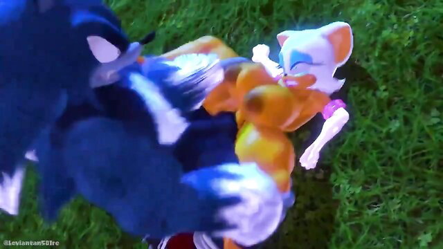 Sonic Werehog fucking Rouge the Bat on grass in furry hentai