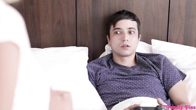 Haley Reed teases stepsis MyFamilyPies guy in bed on PornHD