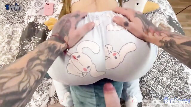 Blonde gamer girl in kawaii PJs on all fours, tattooed hands groping big ass