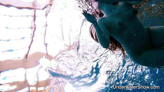Hot bubble butt teen Simonna naked underwater, teasing wet pussy