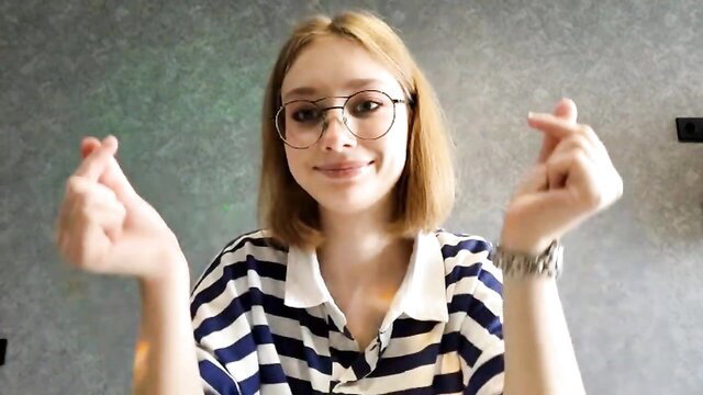 Elwinebanford Chaturbate teen making heart hands in striped shirt