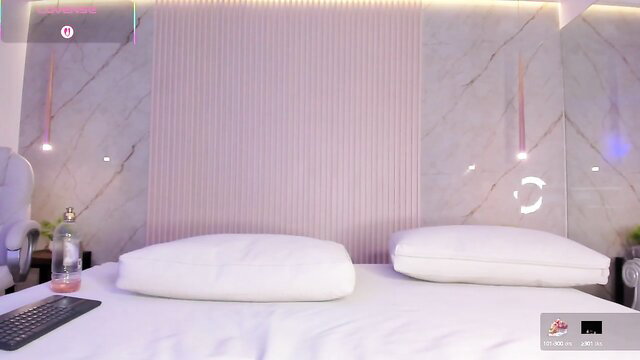 Cutie Colombian babe in sexy pink bedroom webcam tease