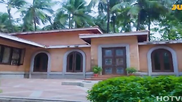 Haveli Ki Dulhan Episode 8: Indian beauty at haveli entrance in saree