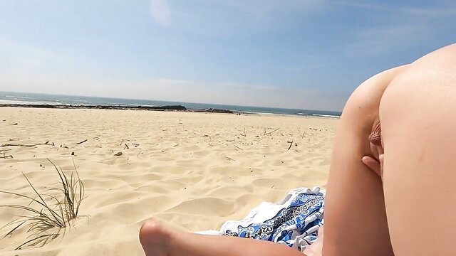 Horny babe fucked on public beach, men watch her ass bounce