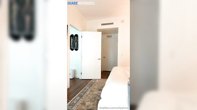 Xxlilylynnxx in bedroom doorway, OnlyFans leaked stream preview
