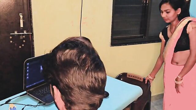 Kavend91 in pink saree stands behind man at laptop, Indian homemade tease