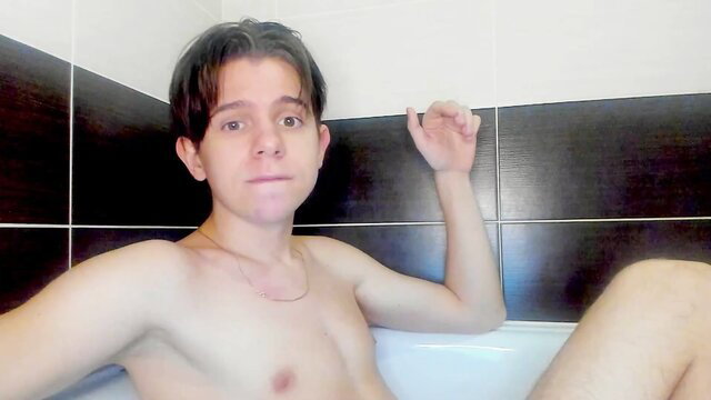 Young twink gamer Luxallenn nude in bathtub, IMVU old-man mom roleplay