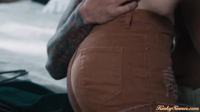 Petite babe's big ass grabbed by tattooed man in tight jeans