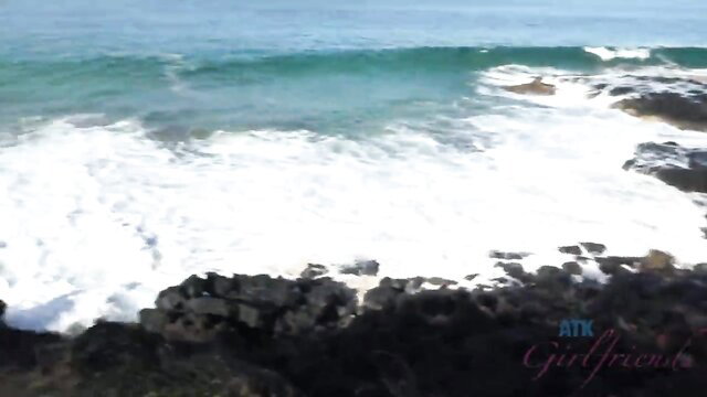 Melody Marks moans fingered by boyfriend at ocean waves