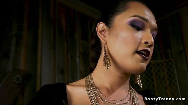 Latina tranny in gold jewelry closeup, seductive makeup, BootyTranny