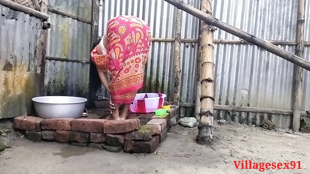 Red saree village wife bending over, thick ass exposed, Villagesex91