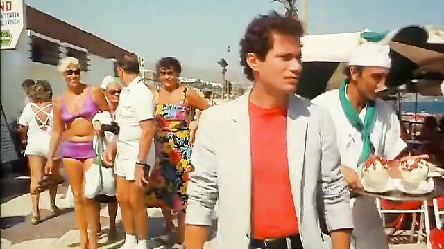 Vintage 1985 beach crowd in bikinis, Heisse Lust Im Paradies Alpha France