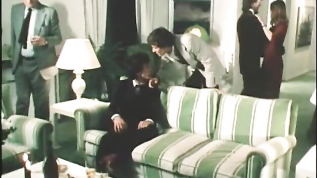 Ribu Aristokrat 22: Julia's Dream retro scene with suited men and elegant women