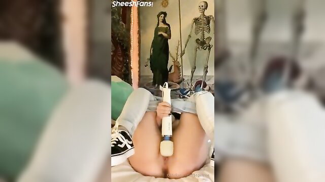 Bigtittygothegg pulls down jeans, vibrates puffed pussy with wand