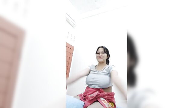 Indo viral live girl with massive cleavage in gray tank top
