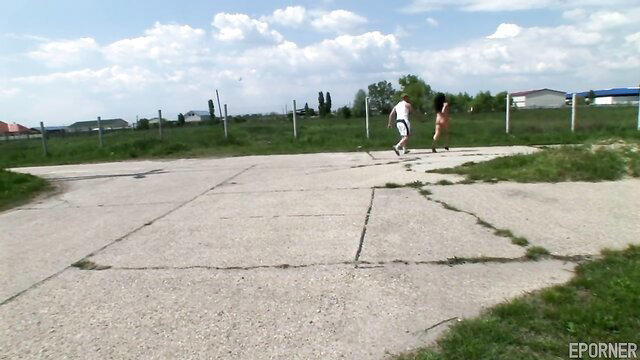 Sporty MILF in tiny shorts chased by guy on outdoor court