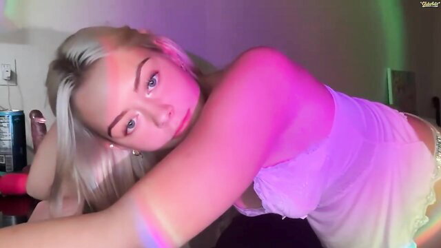 Stella1005 luscious blonde beauty posing sexy in public show