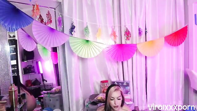 Cubbixoxo teases with pink hair in colorful bedroom nude leak