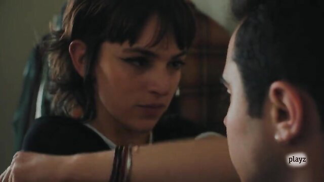 Júlia Gibert sexy closeup in Ser o no Ser hot scene