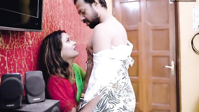 Beautiful Indian babe humping hard on shirtless guy in saree