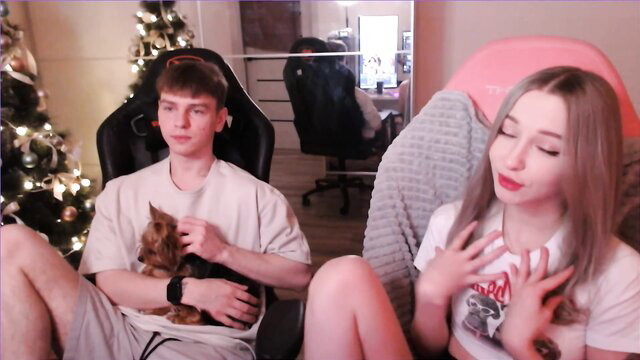 Alex_gotcha cute young couple with cat on Chaturbate Christmas stream