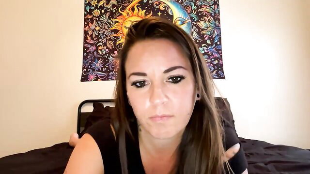 Jnnylynn camgirl milf on bed, sultry gaze, Chaturbate spanking show