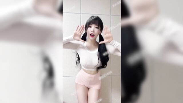 Korean Ad1yn2 에디린 in pink hotpants and crop top, sexy mirror pose