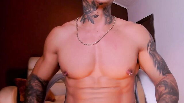 Tattooed muscular Latino hunk Dantesuarez28 strips nude on Stripchat