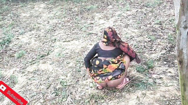 Indian farmer wife squatting in saree, big ass outdoor field tease