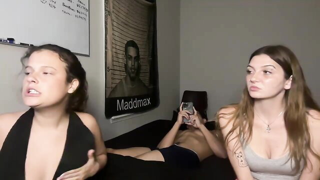 thebaileybrooks Chaturbate leak: brunette babes with topless guy, fun jerkoff tease