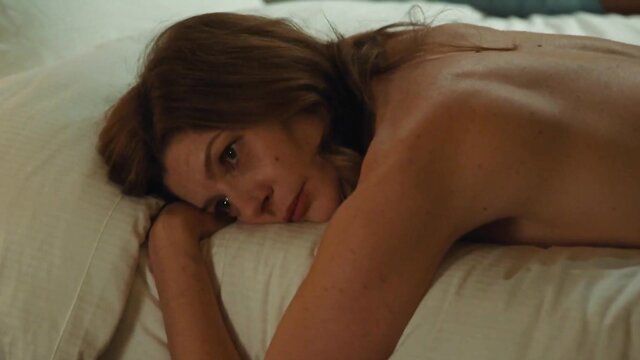 Chiara Mastroianni nude side view lying on bed in Chambre 212