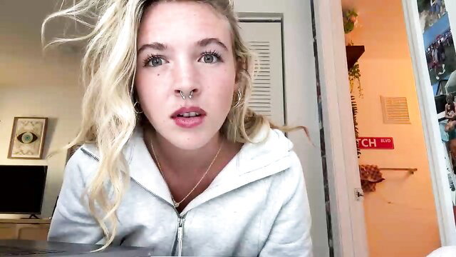 Alyssaleary1 blonde teen in hoodie closeup, hot Chaturbate cam