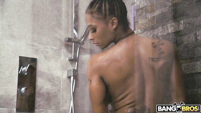 Sarai Minx sexy ebony stepdaughter nude shower tease