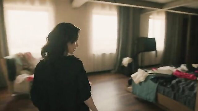 Anna-Maria Sieklucka back view in bedroom, 365 Days nude scene