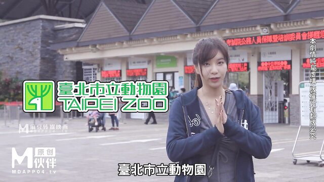 Wu Mengmeng at Taiwan zoo in tight navy hoodie, slim Asian beauty smiling