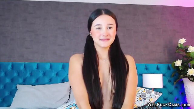 Dark haired amateur Latina beauty nude on cam smiling seductively