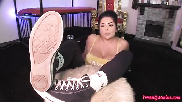 Jasmine Mendez teases with huge soles and smelly socks in POV