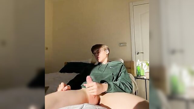 Amateur twink Max in green hoodie jerks off solo on bed
