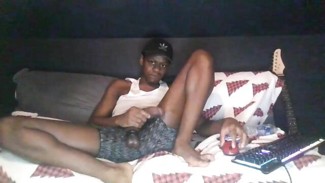 Black amateur twink Mrthirdlegg312 grabs huge bulge in shorts solo tease