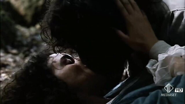 Monica Bellucci passionate outdoor kiss in Briganti