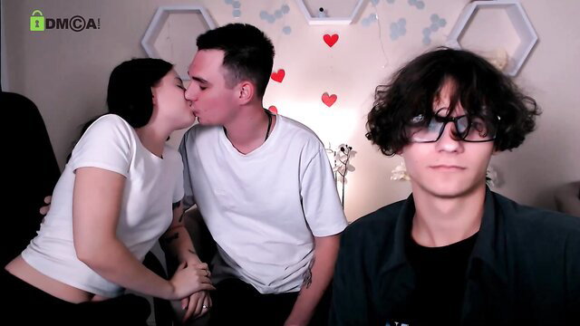 Threesome kiss with brunette teen girl and two guys, Chaturbate amateur