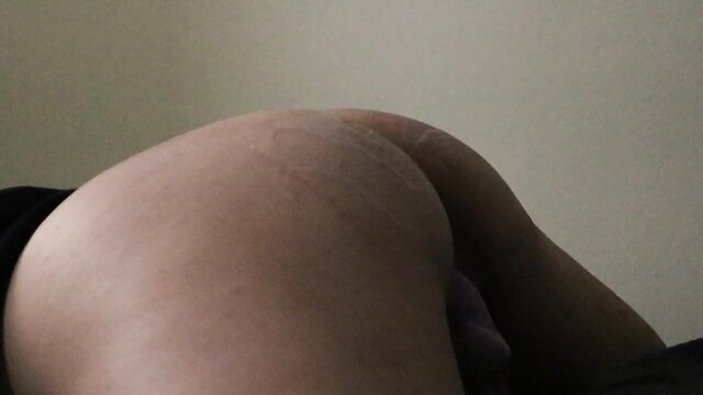 Closeup of woman's pale big ass shaking with moist ASMR knot play