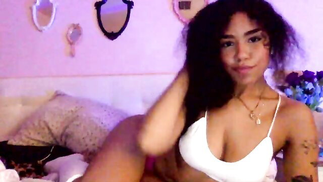 Claudiakittyy hot ebony camgirl in tight white bra posing sexy