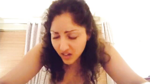 Arab amateur MILF with curly hair in intense homemade hardcore closeup